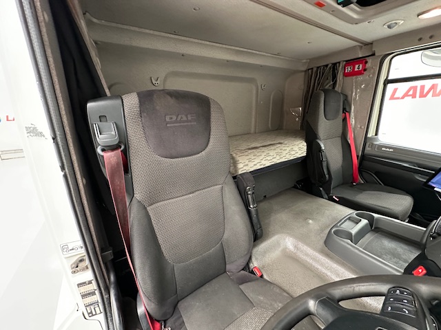 DAF CF 370 6×2 Sleeper Cab Fridge Box