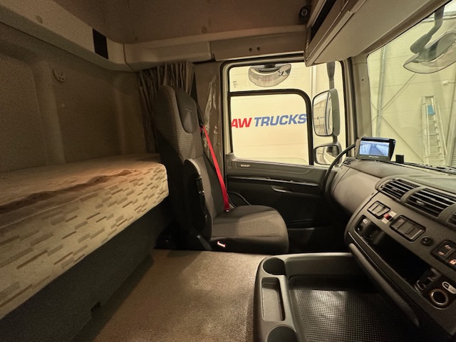 DAF CF 330 6×2 Rear Lift Sleeper Cab Curtainsider