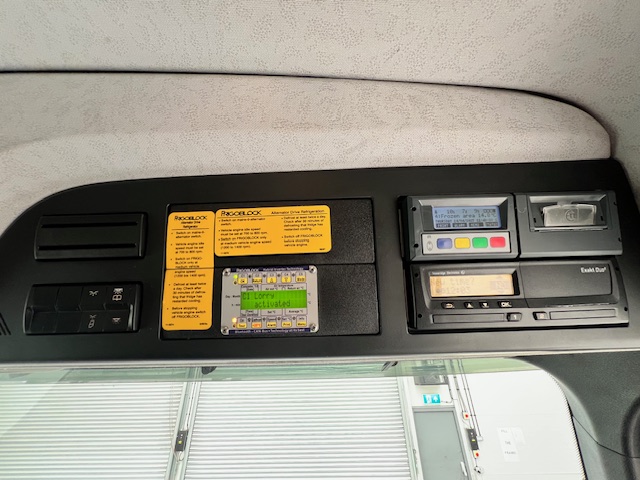Mercedes Actros 2532 6×2 Rear Lift Day Cab Fridge Box
