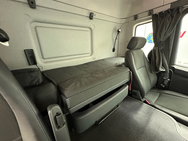 Scania P250 4×2 Sleeper Cab Box Van
