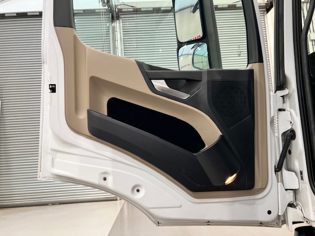 Mercedes Actros 1824 4×2 Sleeper Cab Curtainsider
