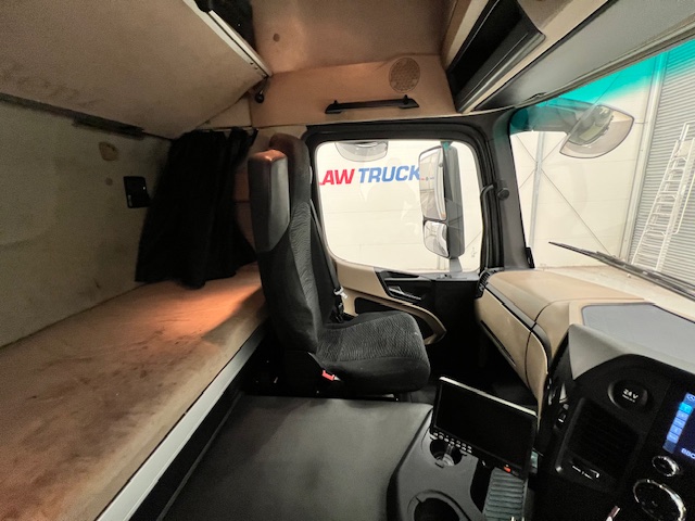 Mercedes Actros 1824 4×2 Sleeper Cab Fridge Box