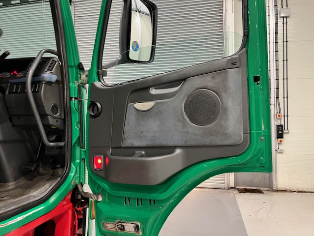 Volvo FM 400 8×4 Day Cab Tipper