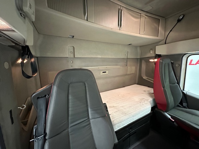Volvo FH 500 Euro 5 6×2 Tractor Unit Safari Edition