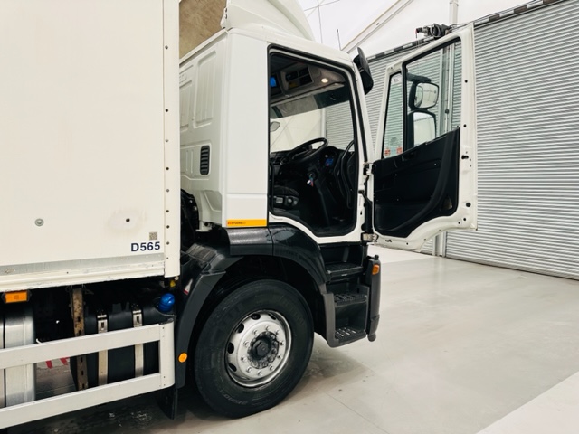 Iveco Stralis 310 AT 6×2 Box Van