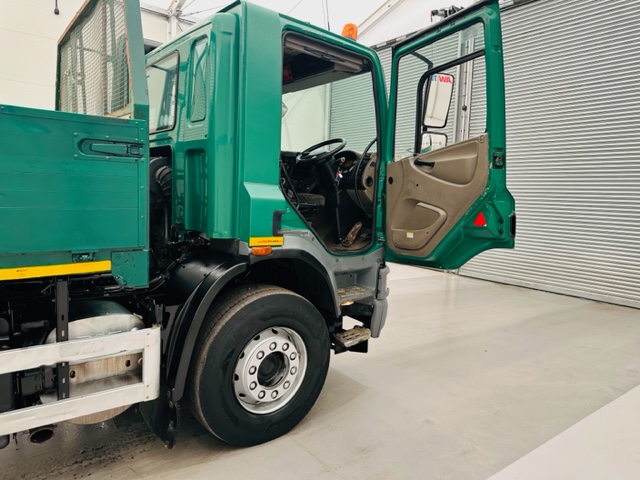 DAF CF75 310 Rear Lift Day Cab Dropside Brick Grab