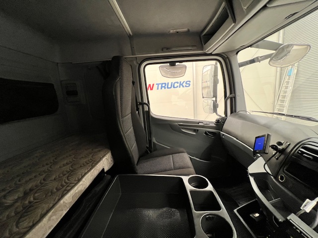 Mercedes Axor 2529 6×2 Rear Lift Sleeper Cab Fridge Box