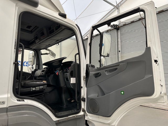 Mercedes Axor 1824 Day Cab Curtainsider Manual