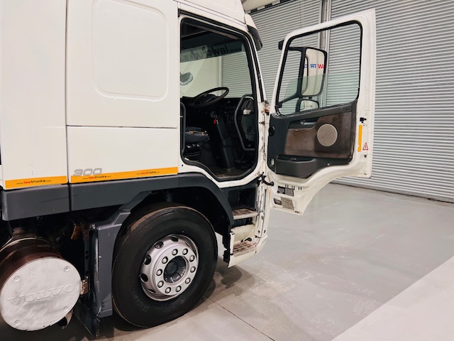 Volvo FM9 260 10 Tyre Sleeper Cab Curtainsider