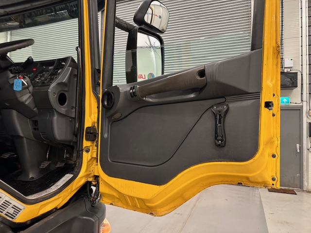 Scania 114 340 6×2 Rear Lift Day Cab Beavertail