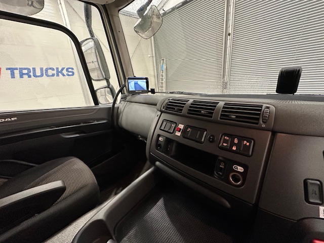 DAF CF 330 6×2 Rear Lift Sleeper Cab Curtainsider