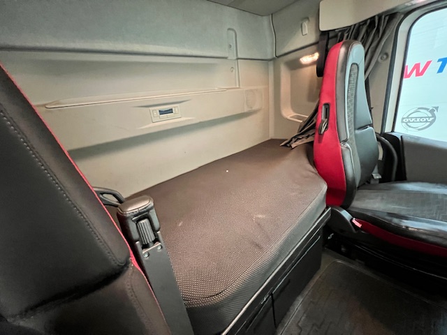 Volvo FH 460 6×2 Midlift Tractor Unit