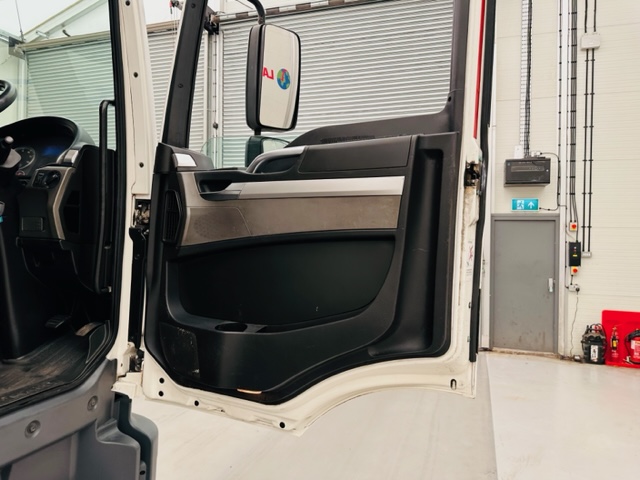 MAN TGM 18.250 Sleeper Cab Curtainsider