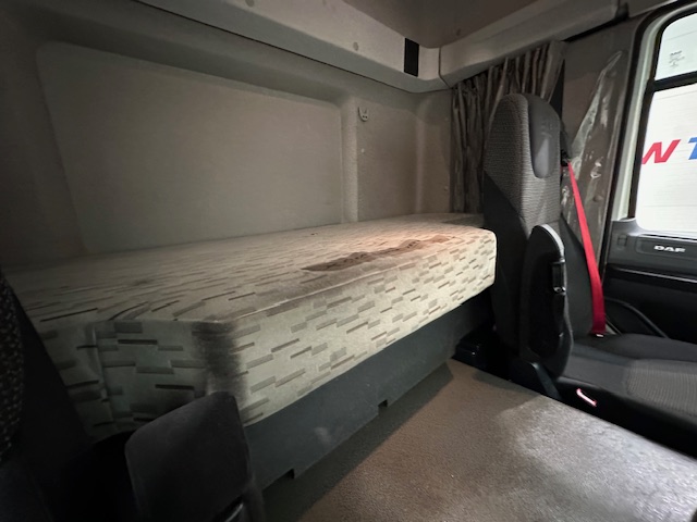 DAF CF 330 6×2 Rear Lift Sleeper Cab Curtainsider