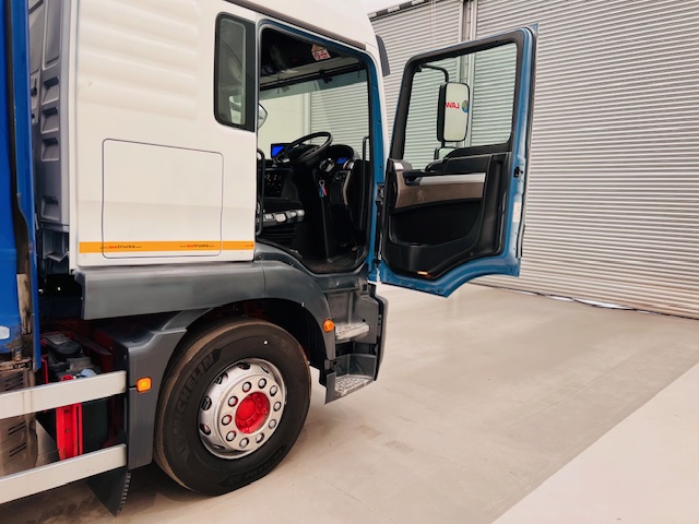 MAN TGS 26.340 6×2 Rear Steer Curtainsider