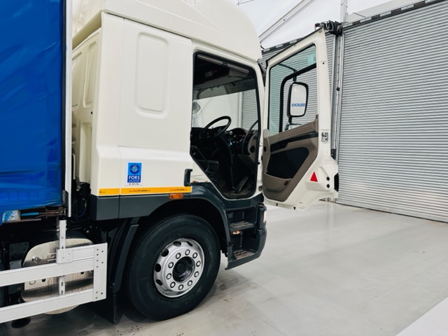 DAF CF75 310 6×2 Rear Lift Sleeper Cab Curtainsider