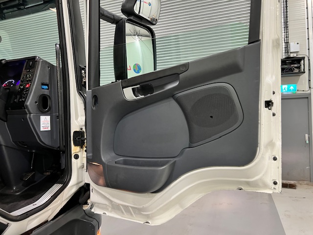 Scania P280 6×2 Rear Lift Day Cab Fridge Box