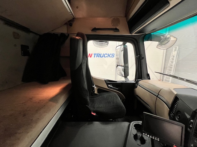 Mercedes Actros 1824 4×2 Sleeper Cab Fridge Box