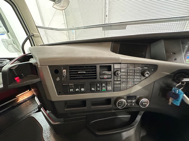 Volvo FH 500 Euro 5 6×2 Tractor Unit Safari Edition