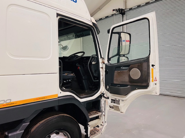 Volvo FM9 260 10 Tyre Sleeper Cab Curtainsider