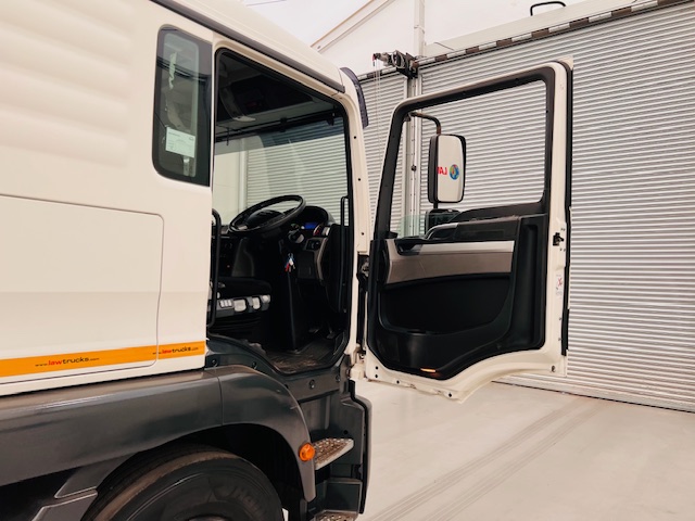 MAN TGM 18.250 Sleeper Cab Curtainsider