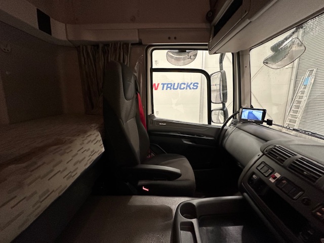 DAF CF 330 6×2 Rear Lift Sleeper Cab Curtainsider