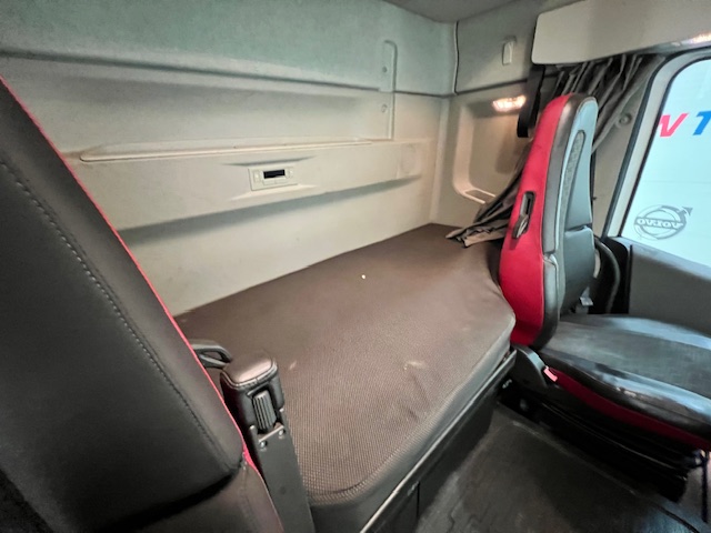Volvo FH 460 6×2 Midlift Tractor Unit