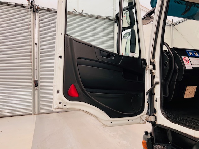 Iveco Stralis 310 AT Euro 6 6×2 Box Van