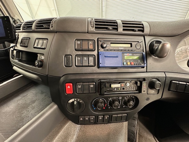 DAF CF 370 6×2 Sleeper Cab Fridge Box