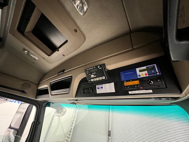 Mercedes Actros 1824 4×2 Sleeper Cab Fridge Box