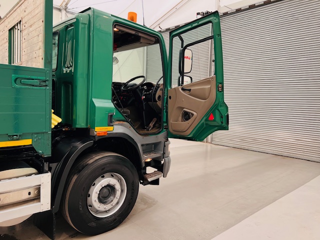 DAF CF75 310 Rear Lift Day Cab Dropside Brick Grab
