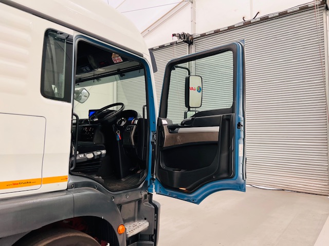 MAN TGS 26.340 6×2 Rear Steer Curtainsider