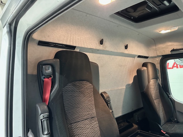 Mercedes Antos 1827 Day Cab Fridge Box