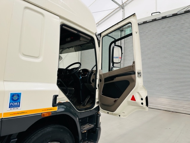DAF CF75 310 6×2 Rear Lift Sleeper Cab Curtainsider