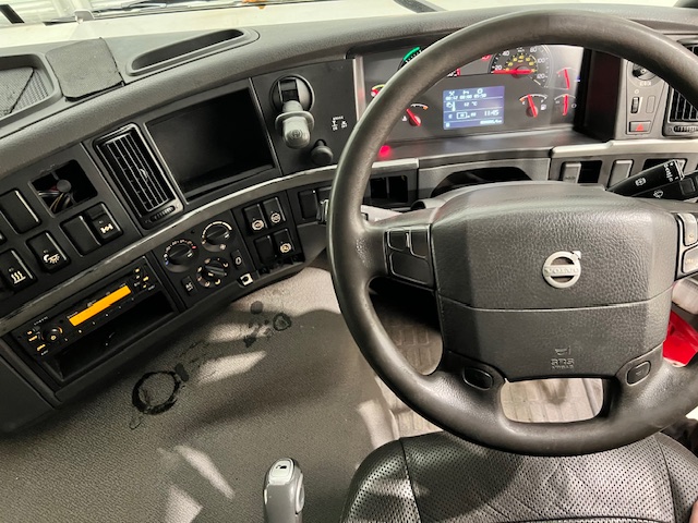 Volvo FM 450 6×2 Sleeper Cab Curtainsider