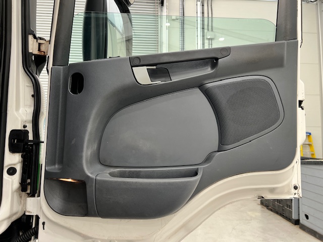Scania P370 8×4 Sleeper Cab Skip Loader