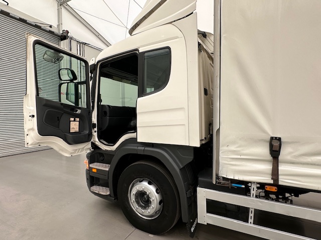 Scania P230 4×2 Sleeper Cab Curtainsider Manual