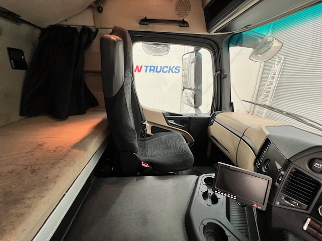 Mercedes Actros 1824 4×2 Sleeper Cab Fridge Box