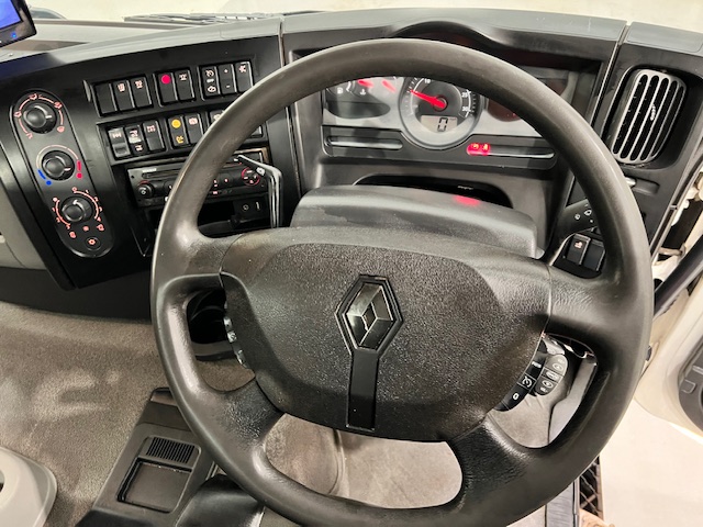 Renault C320 6×2 Day Cab Dropside with Crane