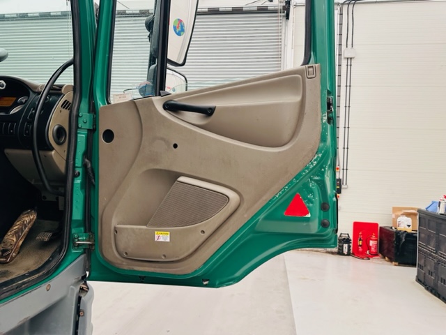 DAF CF75 310 Rear Lift Day Cab Dropside Brick Grab