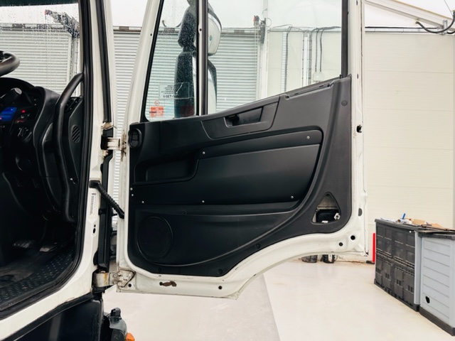 Iveco Stralis 310 AT 6×2 Box Van