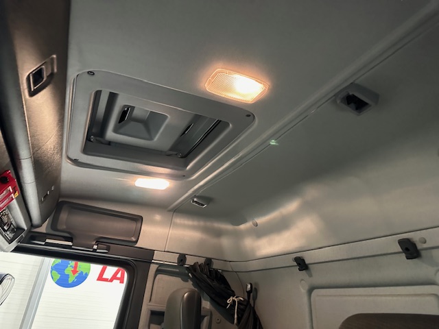 Scania P320 6×2 10 Tyre Rear Lift Insulated Box Van
