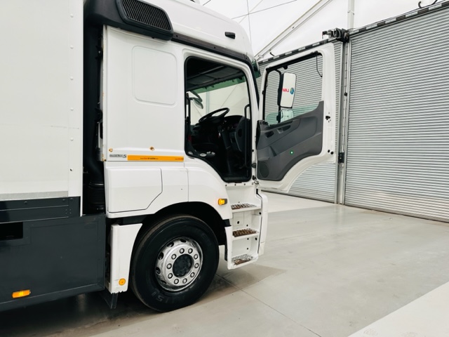 Mercedes 2543 6×2 10 Tyre Rear Lift Sleeper Cab Box Van