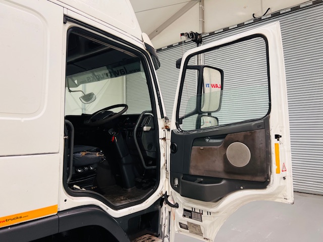 Volvo FM9 260 10 Tyre Sleeper Cab Curtainsider