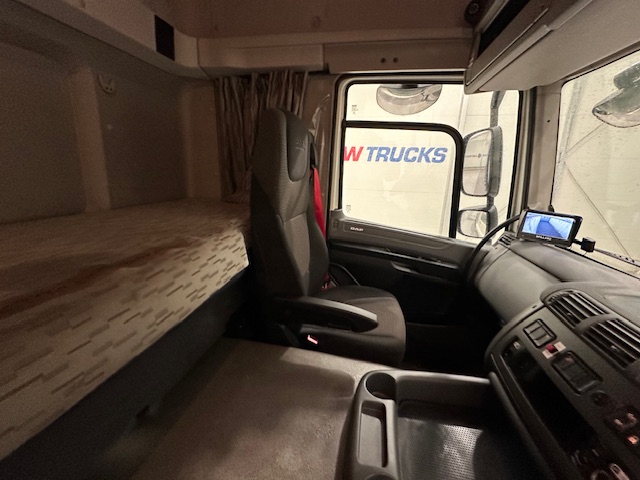 DAF CF 330 6×2 Rear Lift Sleeper Cab Curtainsider