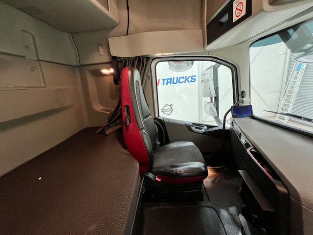 Volvo FH 460 6×2 Midlift Tractor Unit