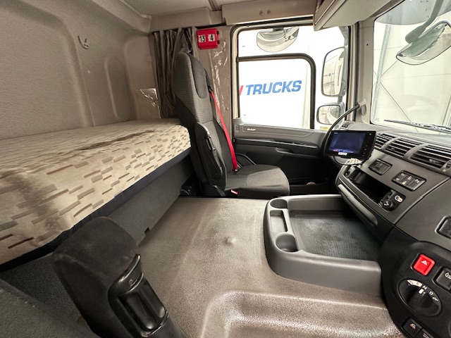 DAF CF 370 6×2 Sleeper Cab Fridge Box