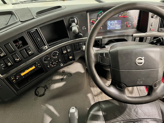 Volvo FM 450 6×2 Sleeper Cab Curtainsider
