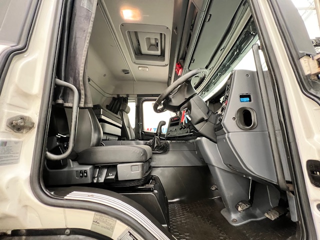 Scania P370 8×4 Sleeper Cab Skip Loader
