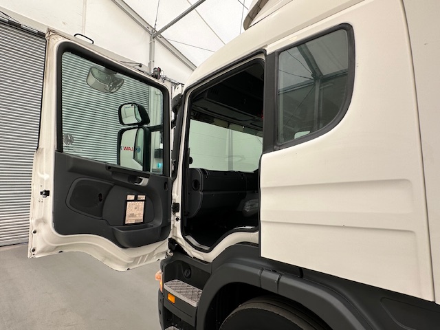 Scania P230 4×2 Sleeper Cab Curtainsider Manual